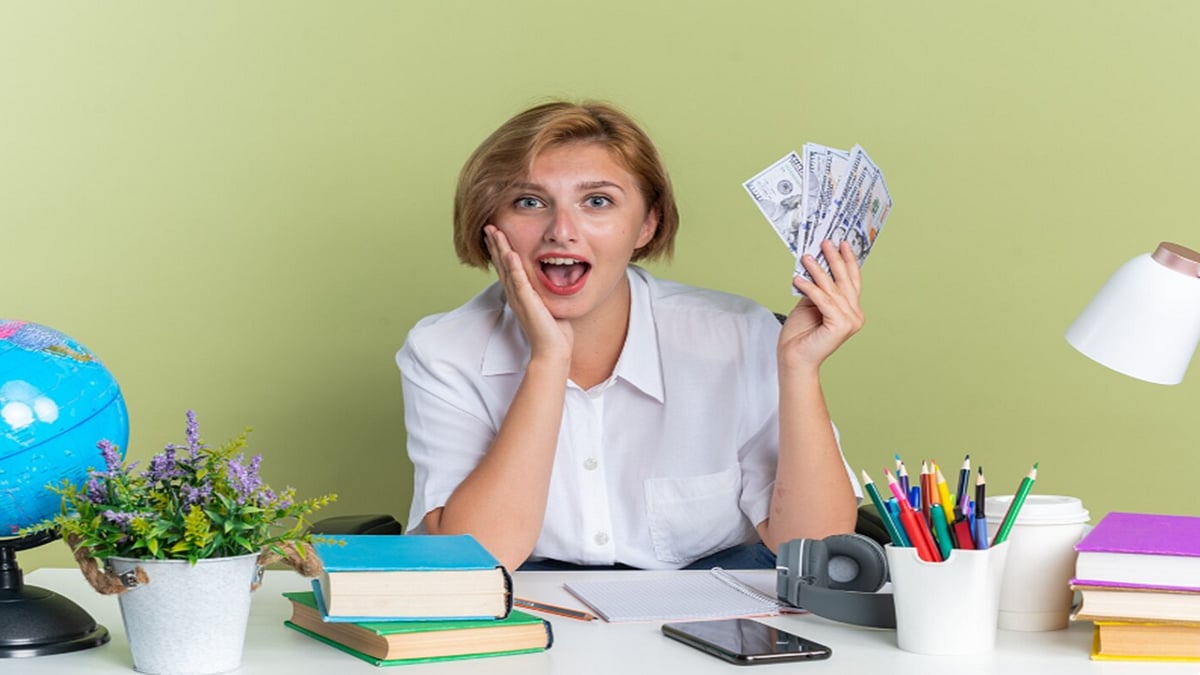 Freepik : From a tax perspective, the treatment of leave encashment varies depending on when it is received and whether the employee works in the government or the private sector.