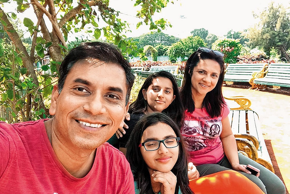 Prashant Bhaskar (left), with wife Ashwini (extreme right), and daughters. : Prashant Bhaskar (left), with wife Ashwini (extreme right), and daughters.