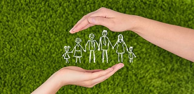 How do claims get settled under a family floater policy?