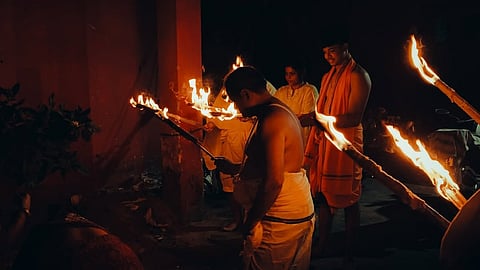 At the heart of Bada Badua Daka is the use of burning jute sticks, locally called Kaunria Kathi