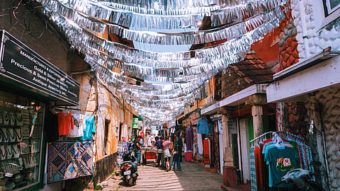 Jew Town in Kochi is flanked by the Ara­bi­an Sea on one side and Kaveri riv­er on the oth­er