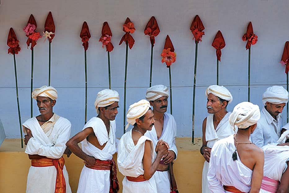In the olden days, a simple white length of cloth, tied around the head was worn as a headdress, or mande tuni as referred to in the Coorg dialect. On ceremonial occasions, this was replaced by a cream and gold mande tuni