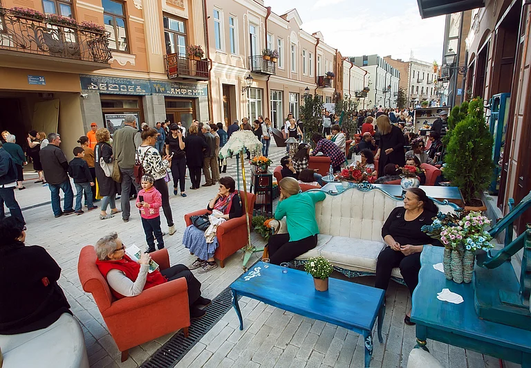 The historic centre of Tbilisi has several outdoor restaurants - Radio kafka / Shutterstock