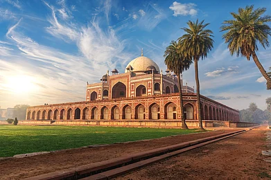 Shutterstock : Humayuns Tomb, Delhi