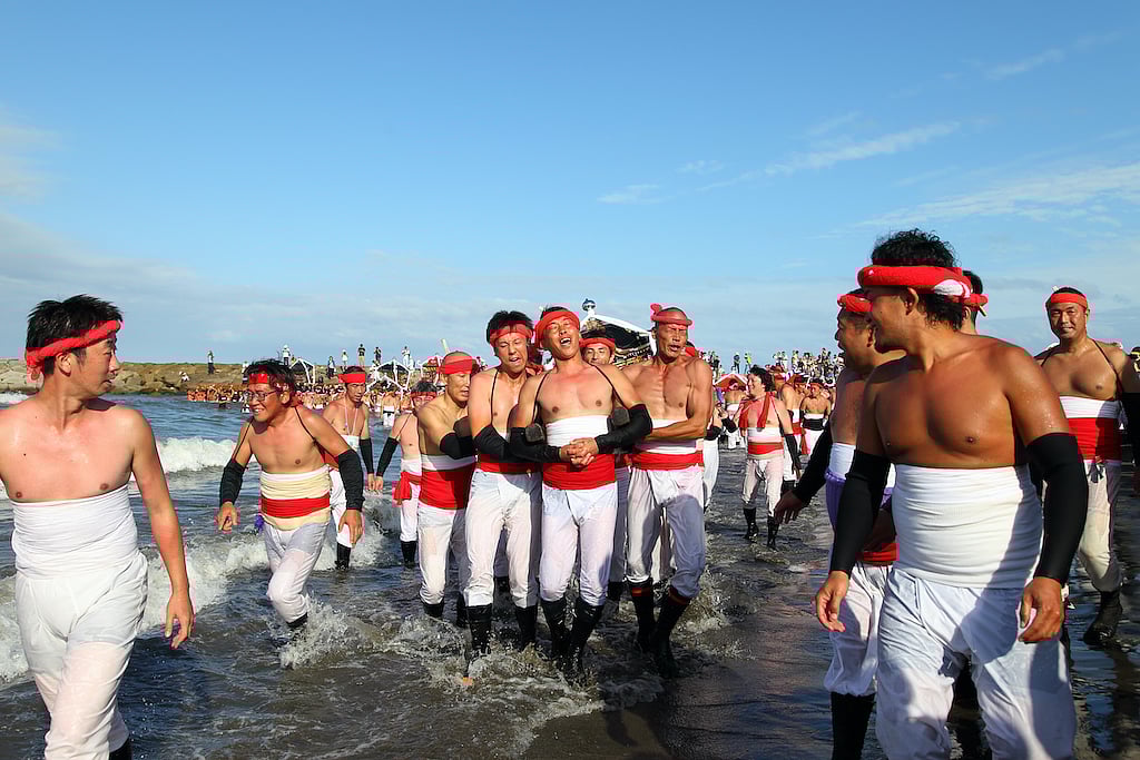 Shutterstock : Men at the Hadaka Matsuri Festival in Japan
