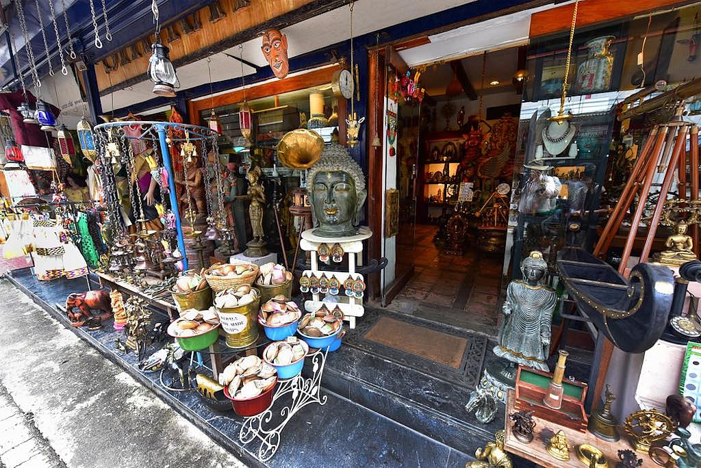 Shops between the Synagogue and Mattancherry sell antiques