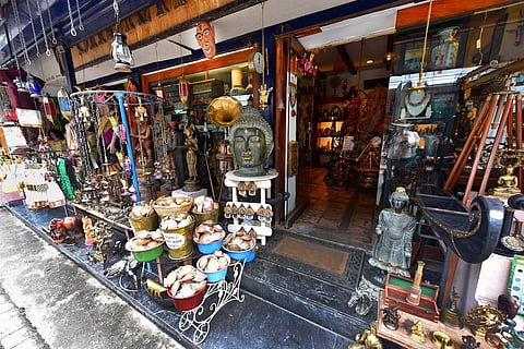 Shops between the Synagogue and Mattancherry sell antiques