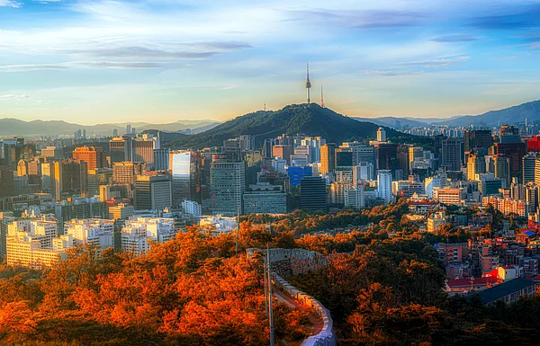 Big Mouth Photography/Shutterstock : View from Inwangsan mountain in Seoul