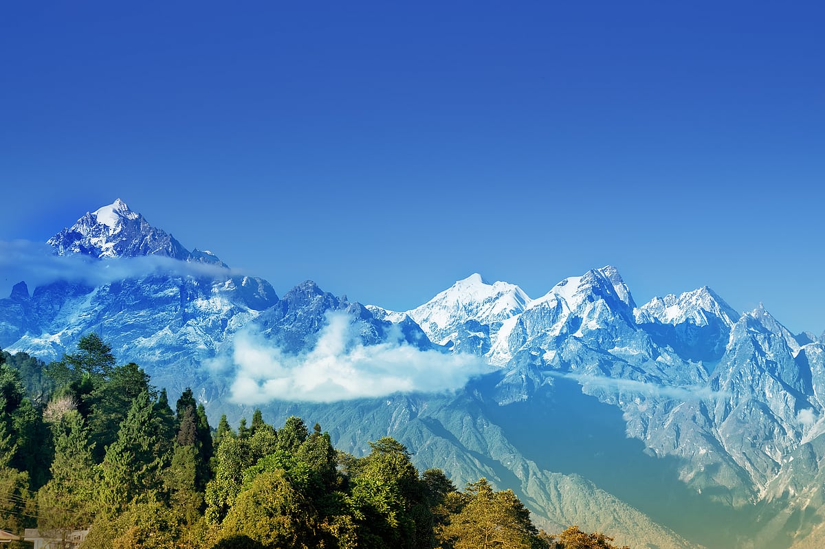 Shutterstock : Beautiful view of the Himalayan mountains in Ravangla, Sikkim