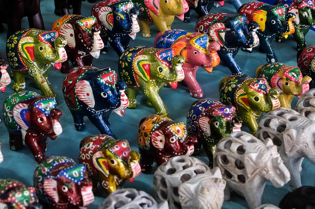 Shutterstock : A souvenir shop