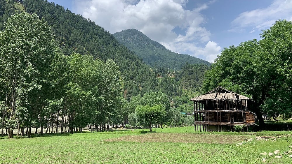 Shutterstock : An abandoned house in Keran village, Kupwara, Jammu & Kashmir