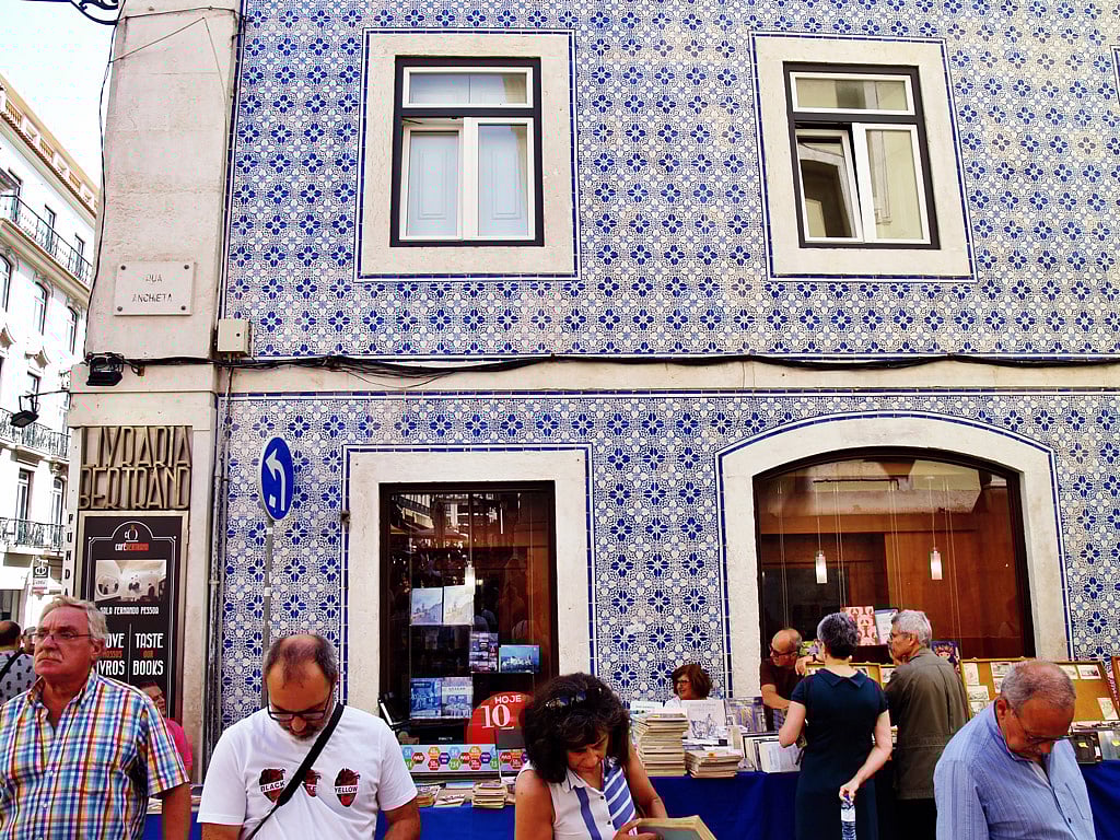 People shopping for books in the oldest bookstore