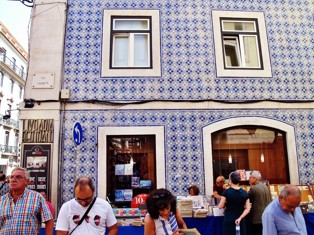 People shopping for books in the oldest bookstore