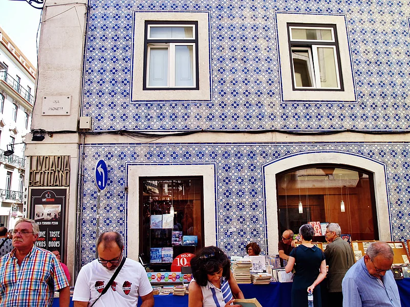 People shopping for books in the oldest bookstore