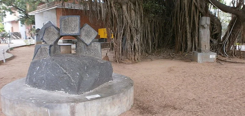 The old banyan tree at the Cholamandal village