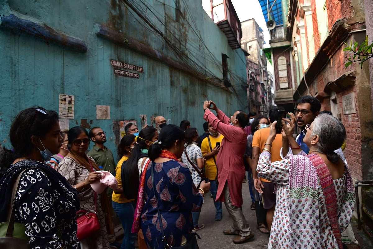 Know Your Neighbour : KYN volunteers take a group around the lanes and bylanes of a Kolkata neighbourhood 