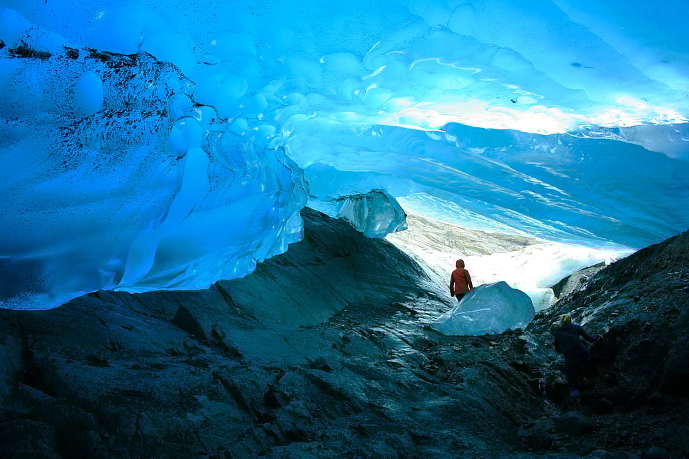 Shutterstock : Ice Cave at Mendenhall Glacier in Juneau, Alaska, USA