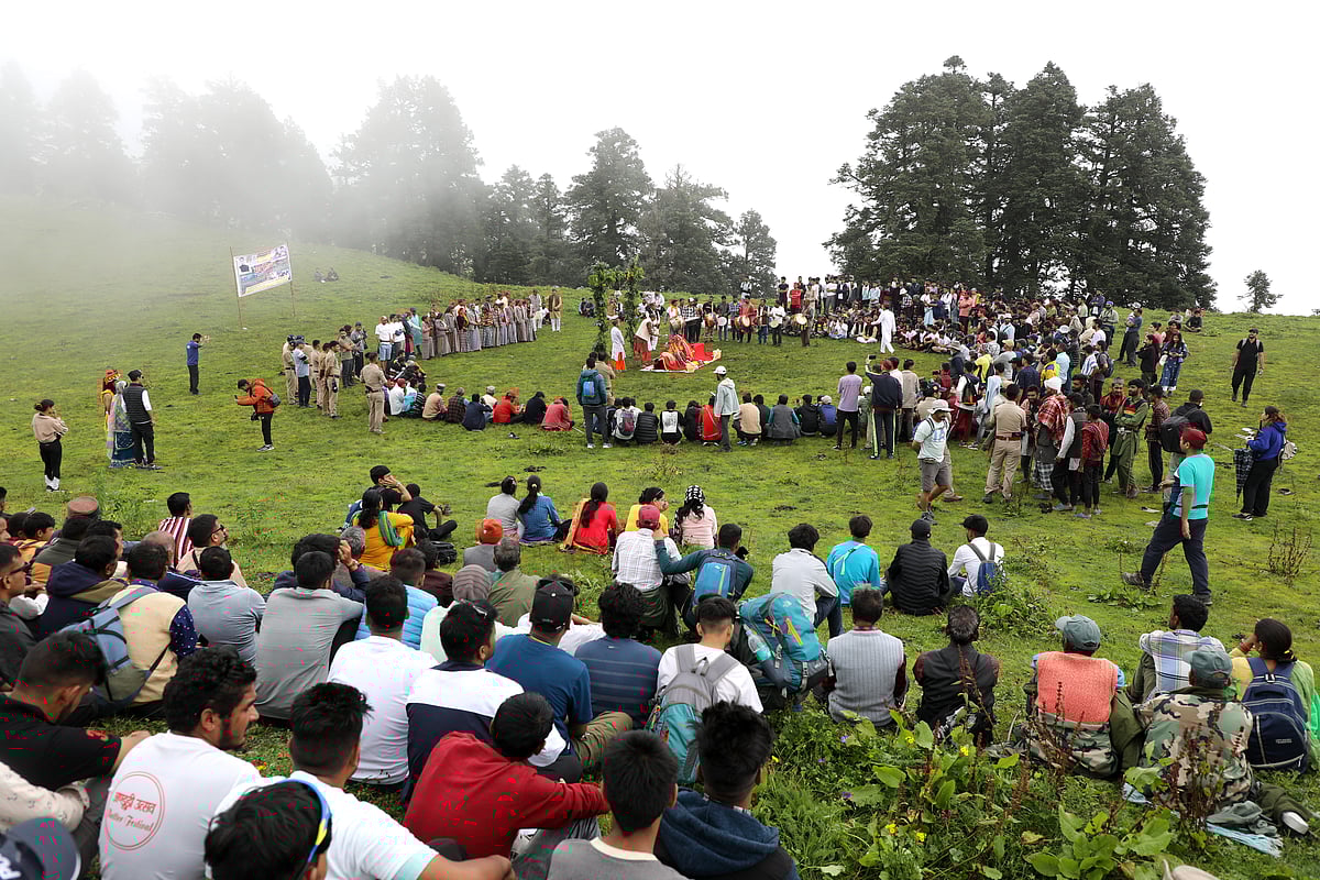 Locals and tourists enjoying the Pandava Nritya at Anduri Utsav 2023