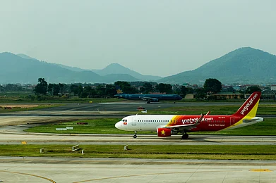 Alonewalker / Shutterstock : A VietJet airline flight