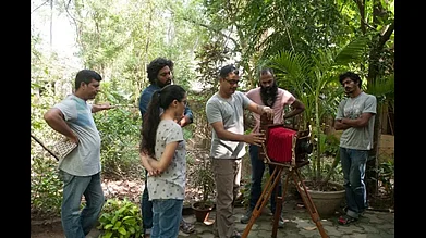 Studio Goppo : Demonstration of a wooden camera at a wet plate collodion workshop