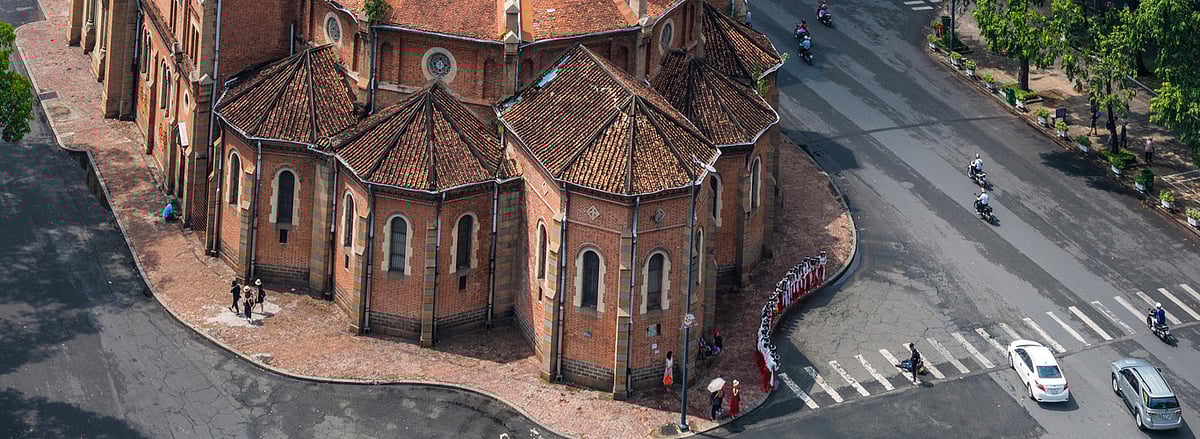 Shutterstock : The old Saigon City Hall and the modern Vincom Centre reflect the architectural mix of Ho Chi Minh City