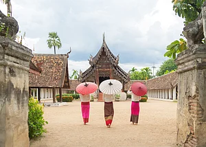 Tavarius / Shutterstock : At Wat Ton Kwen temple, Chiang Mai, Thailand