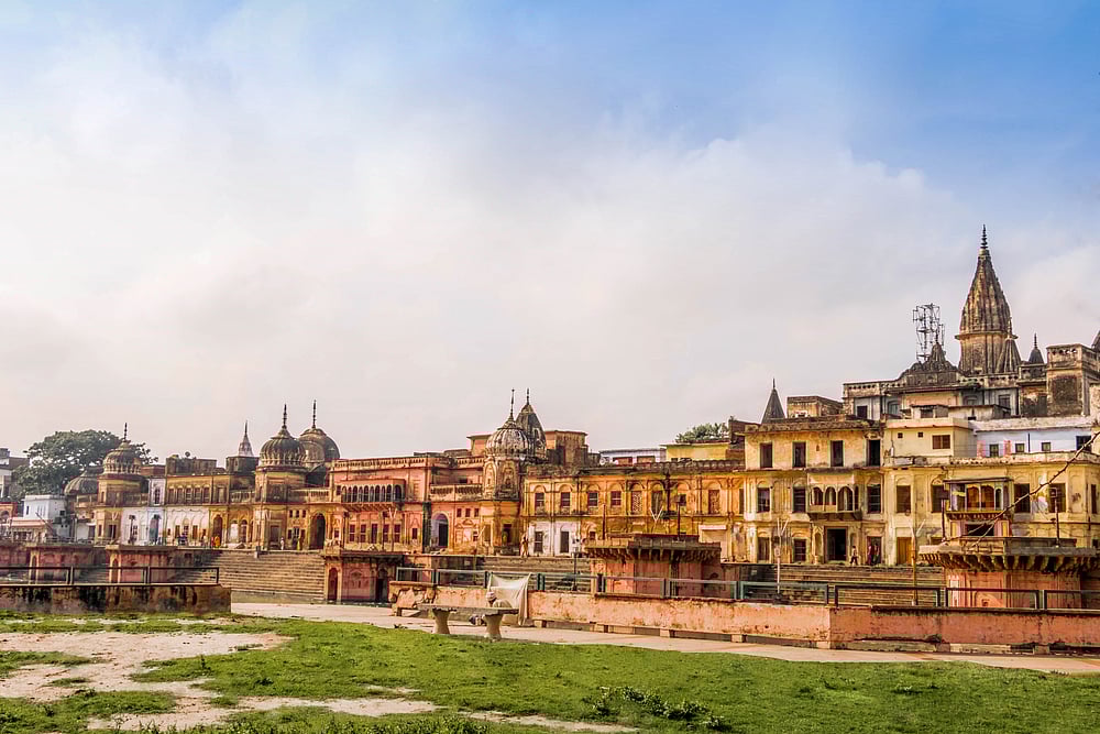 Shutterstock : Ram temple near Sarayu river in Ayodhya, Uttar Pradesh