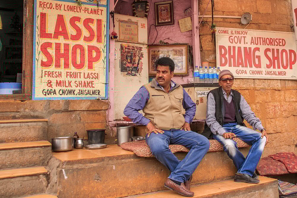  Anelovski / Shutterstock : A lassi shop in Jaisalmer