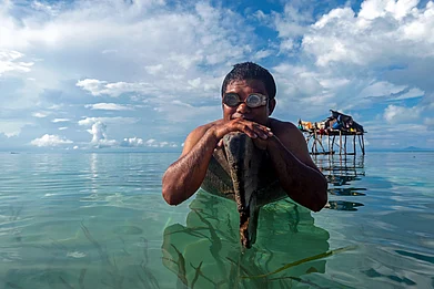 Shutterstock : A freediver from the Bajau Tribe