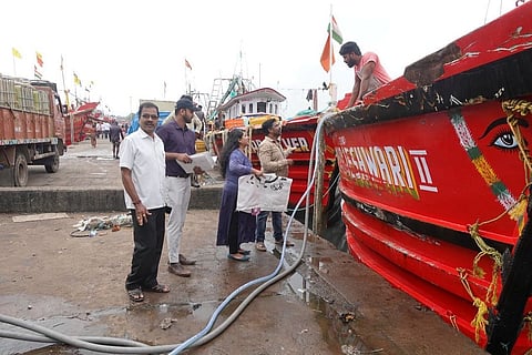 Team Baeru interacting with fisherman at Malpe harbour 
