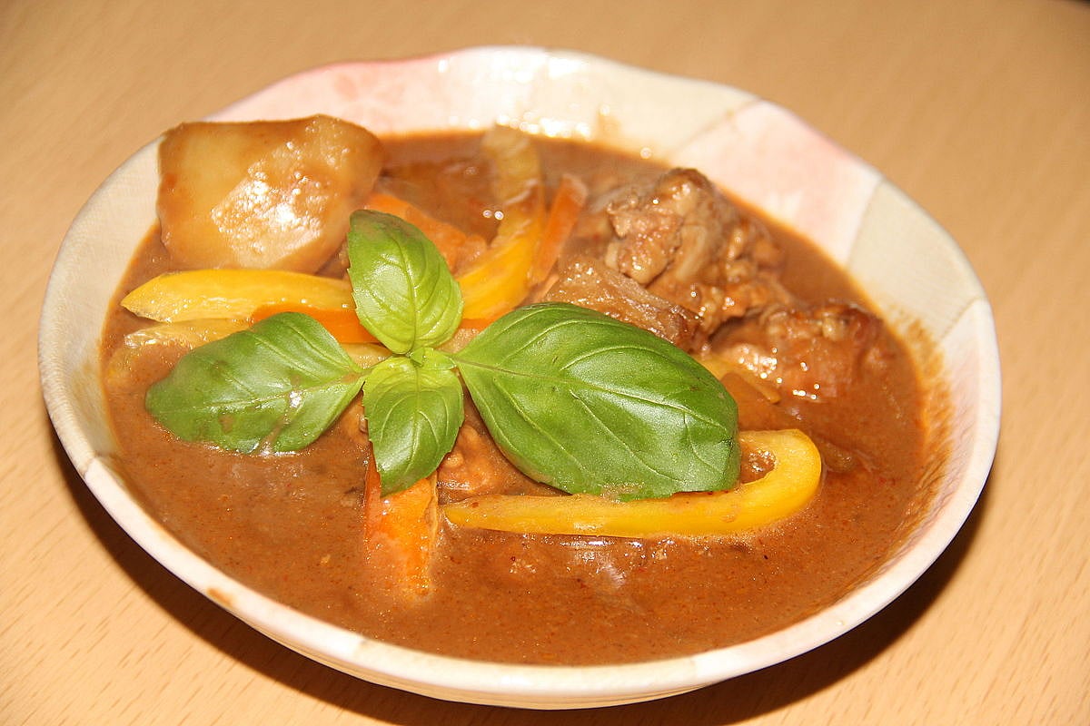 WikiCommons : Massaman curry is a strongly flavoured dish 