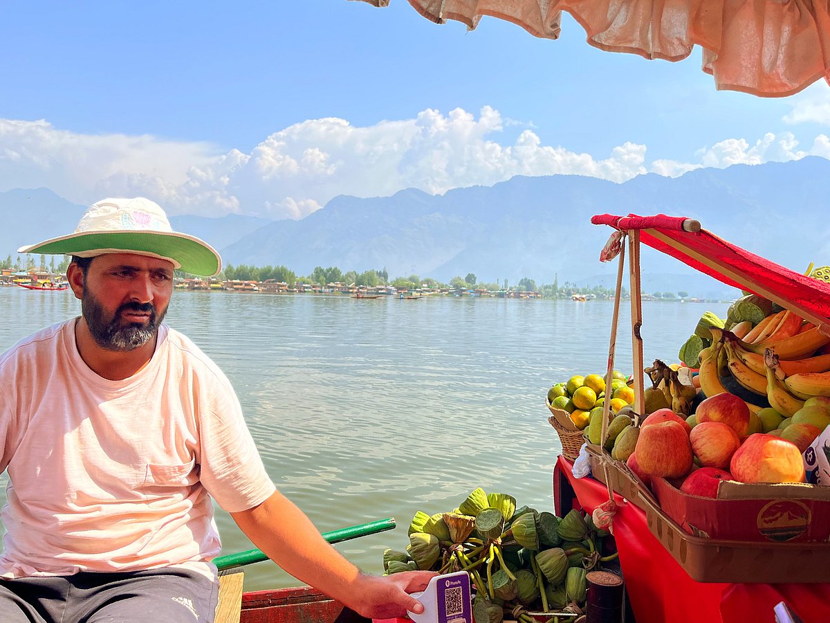 Anindita Ghosh : A man selling fruits on Dal Lake under the sweltering sun