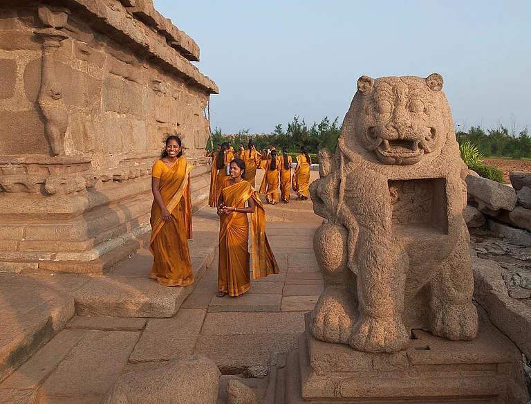At the Shore Temple in Mahabalipuram - Vyacheslav Argenberg / WikiCommons