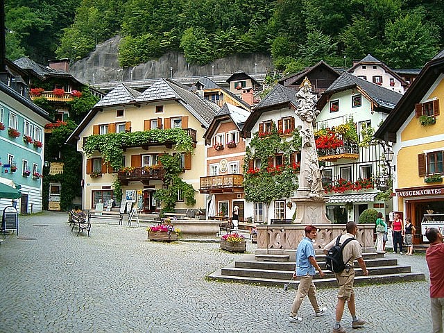 WikiCommons : The pretty Alpine town of Hallstatt in Austria