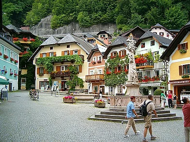 WikiCommons : The pretty Alpine town of Hallstatt in Austria