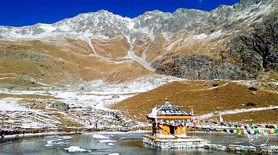 WikiCommons : Yulla Kunda has the highest Krishna temple in the world