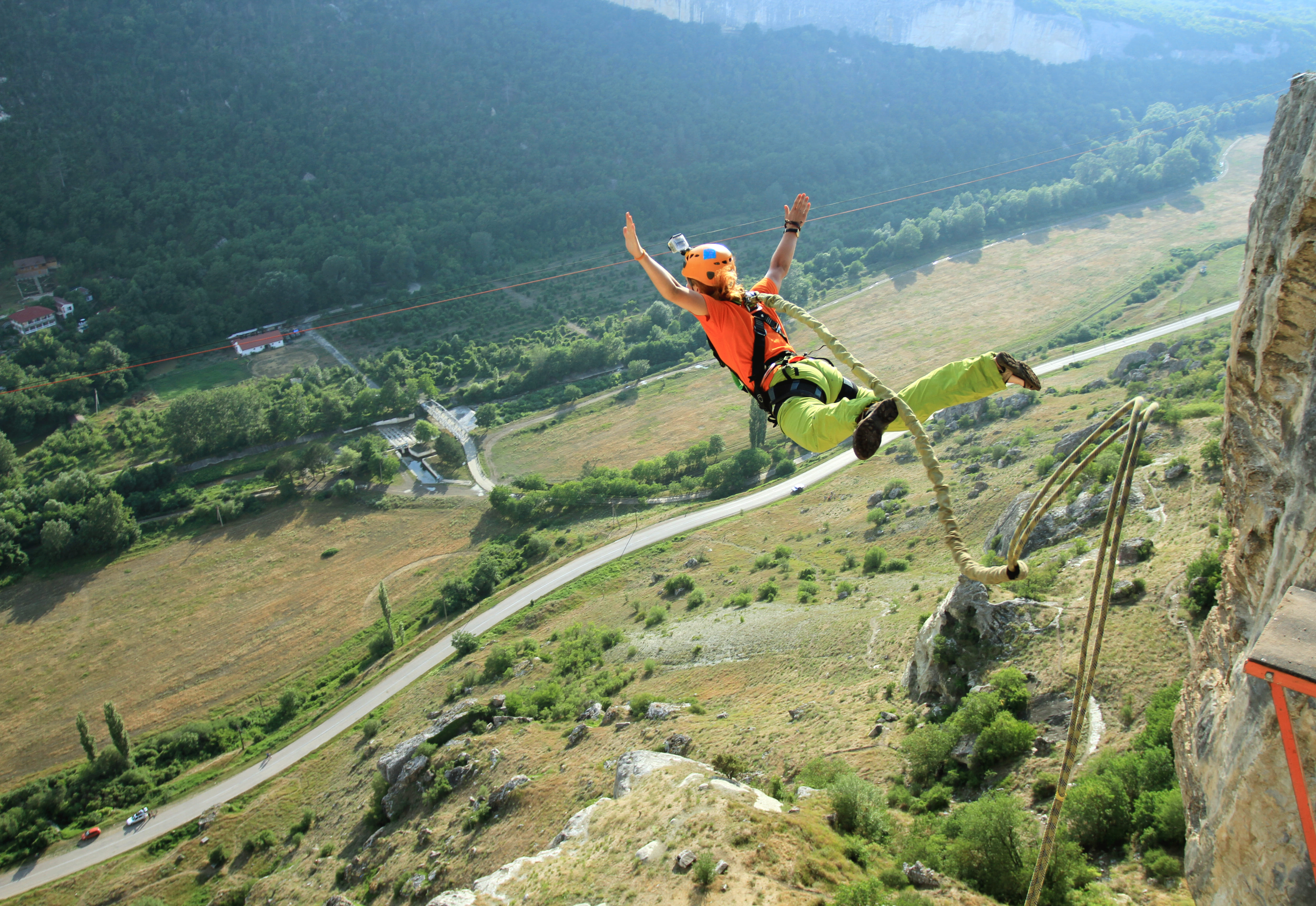 A bunjee jumper in air
