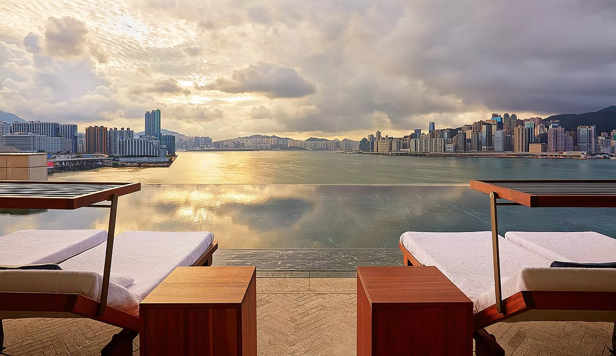 Rosewood Hotels : Rosewood Hong Kongs 65-story tower is nestled against the magnificent backdrop of Victoria Harbour