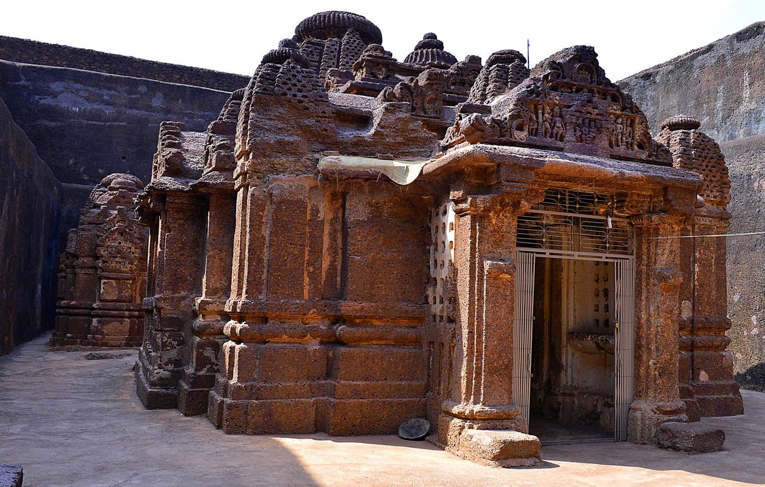 The Dharmrajeshwara temple has seven small temples around the main temple 