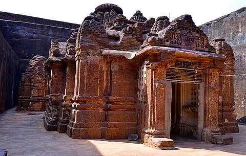 The Dharmrajeshwara temple has seven small temples around the main temple