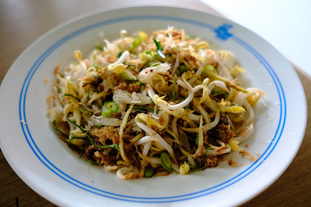 A fresh dish, khao yam is almost like a salad 
