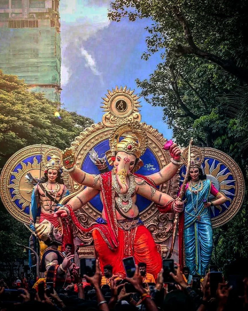 Chinchpoklicha Chintamani being celebrated by a huge crowd