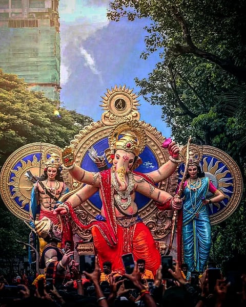 Chinchpoklicha Chintamani being celebrated by a huge crowd