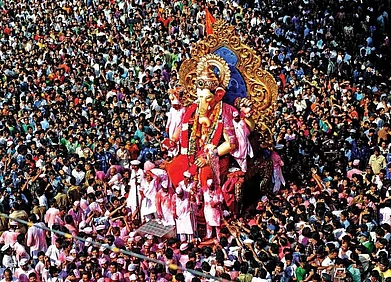 Wikimedia Commons : Thousands of people escorting Lalbaugcha Raja