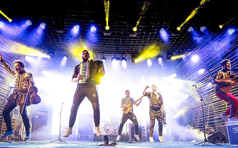 Antikvariniai Kašpirovskio Dantys performing in Ziro