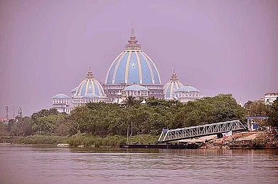 Pinaki/WikiCommons : Chandrodaya Mandir in ISKCON Campus, Mayapur