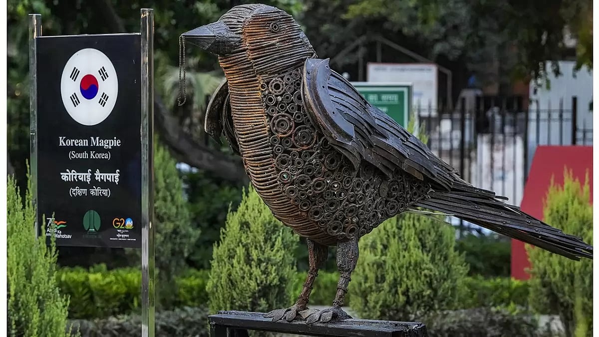 Sculpture of a Korean Magpie
