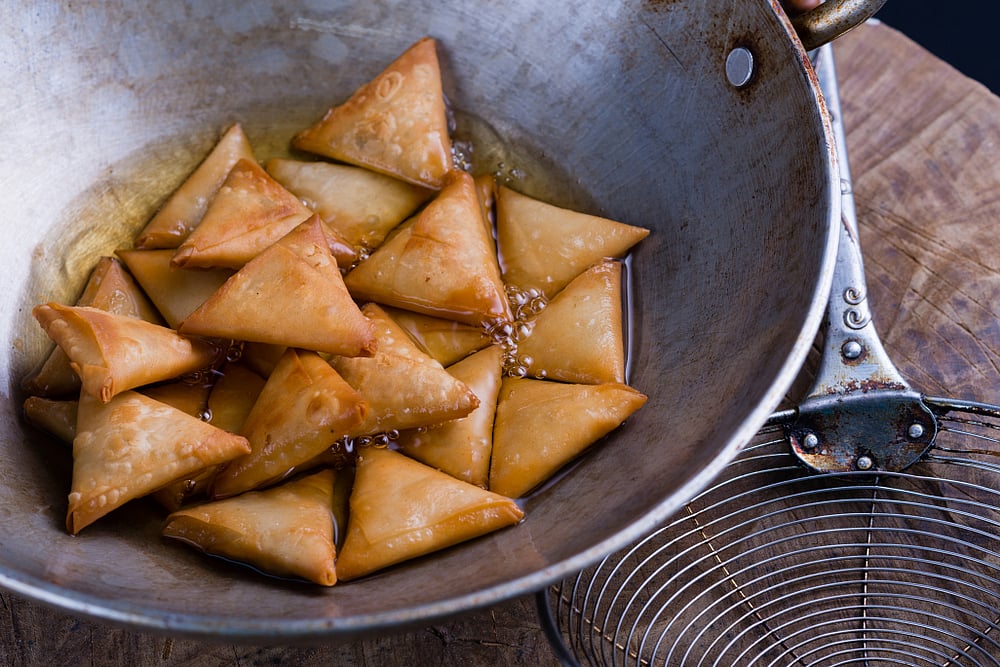 Samoussas also include fillings of meat, in addition to legumes 