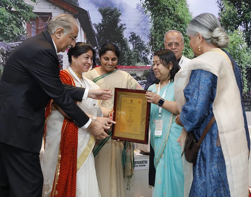Smt Poonam Chand, Addl Director, Uttarakhand Tourism and Mallika Virdi receiving the Award.