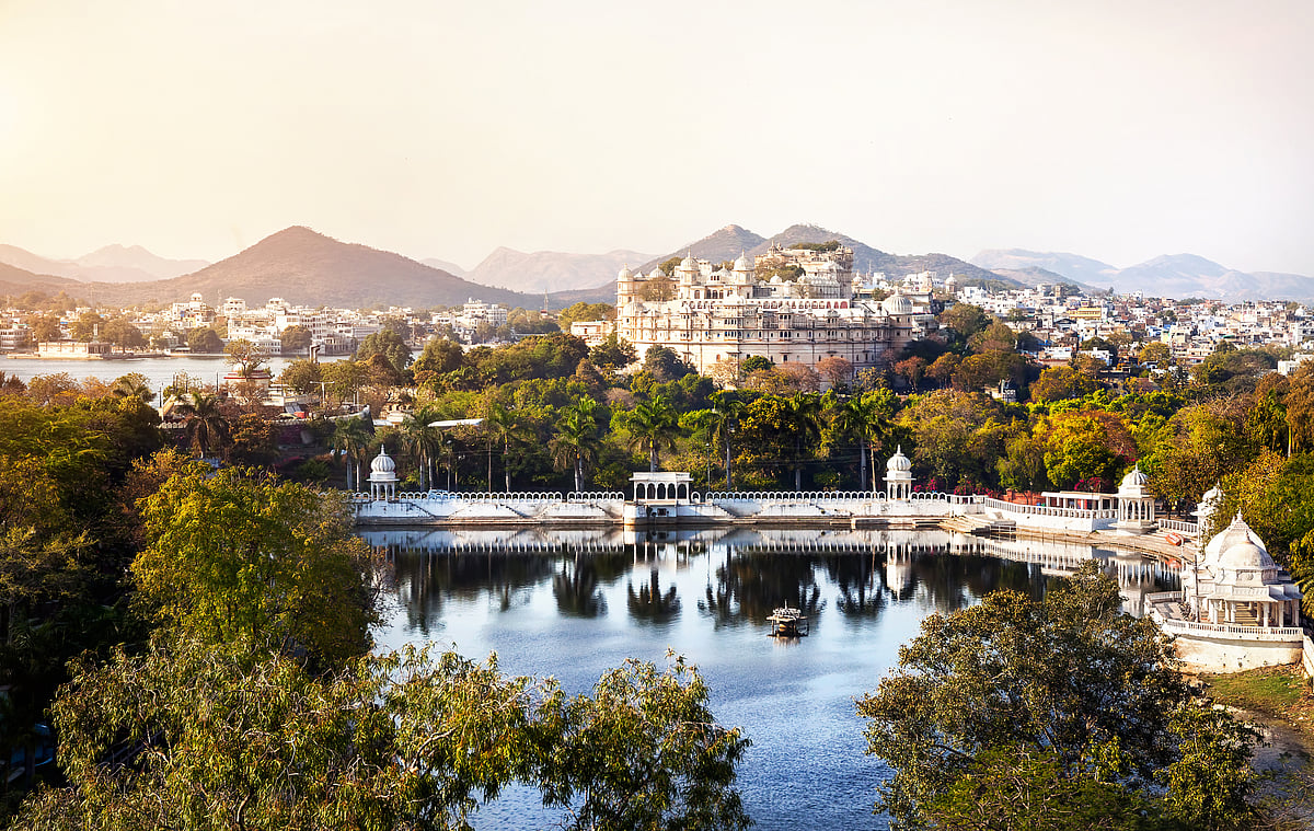 Shutterstock : Lake Pichola and the City Palace, Udaipur